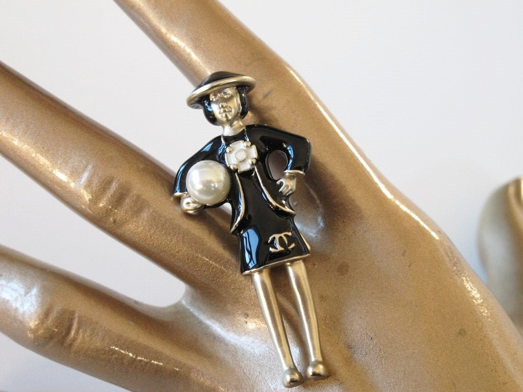 Chanel 2016 Black/Permabrass Enamelled CoCo Brooch Vip, New! - poupishop