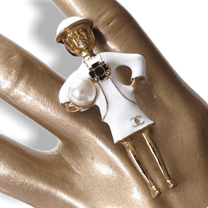 Chanel 2016 White/Black Hair/Gold Enamelled CoCo Brooch Vip, New! - poupishop