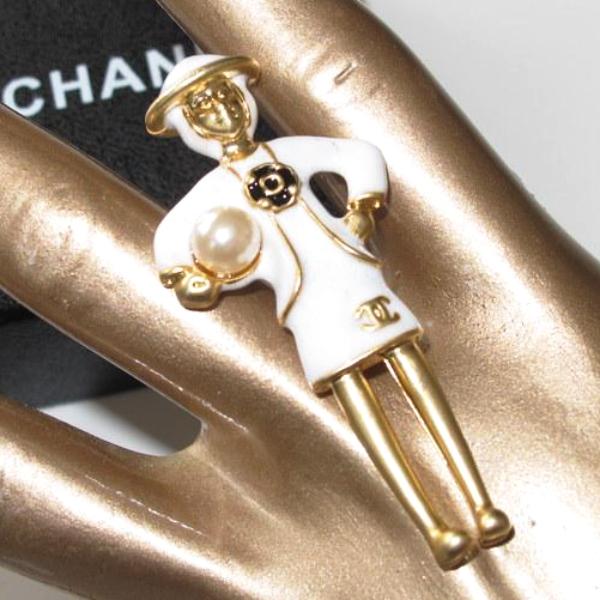 Chanel 2016 White/gold Enamelled CoCo Brooch Vip! - poupishop