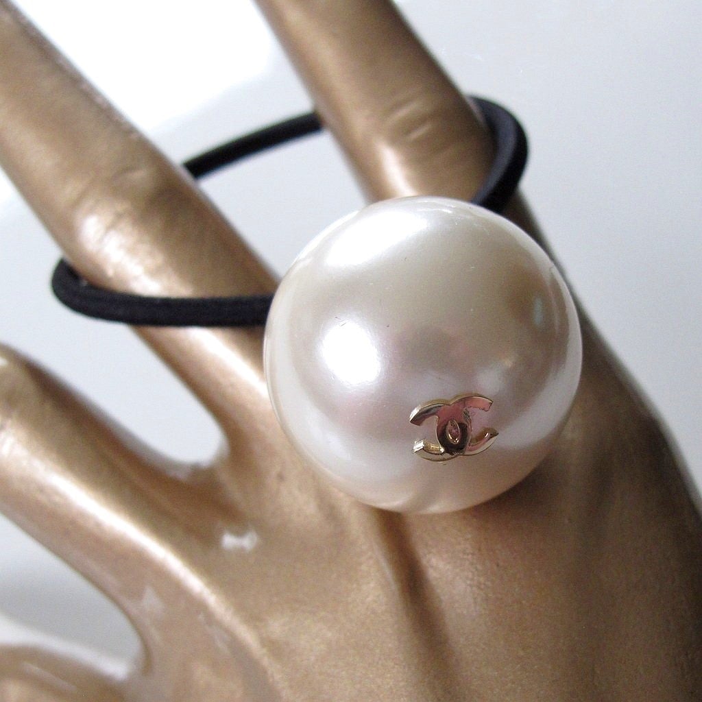 Chanel 2017 Runway Jumbo Pearl CC Logo Hair Tie - poupishop