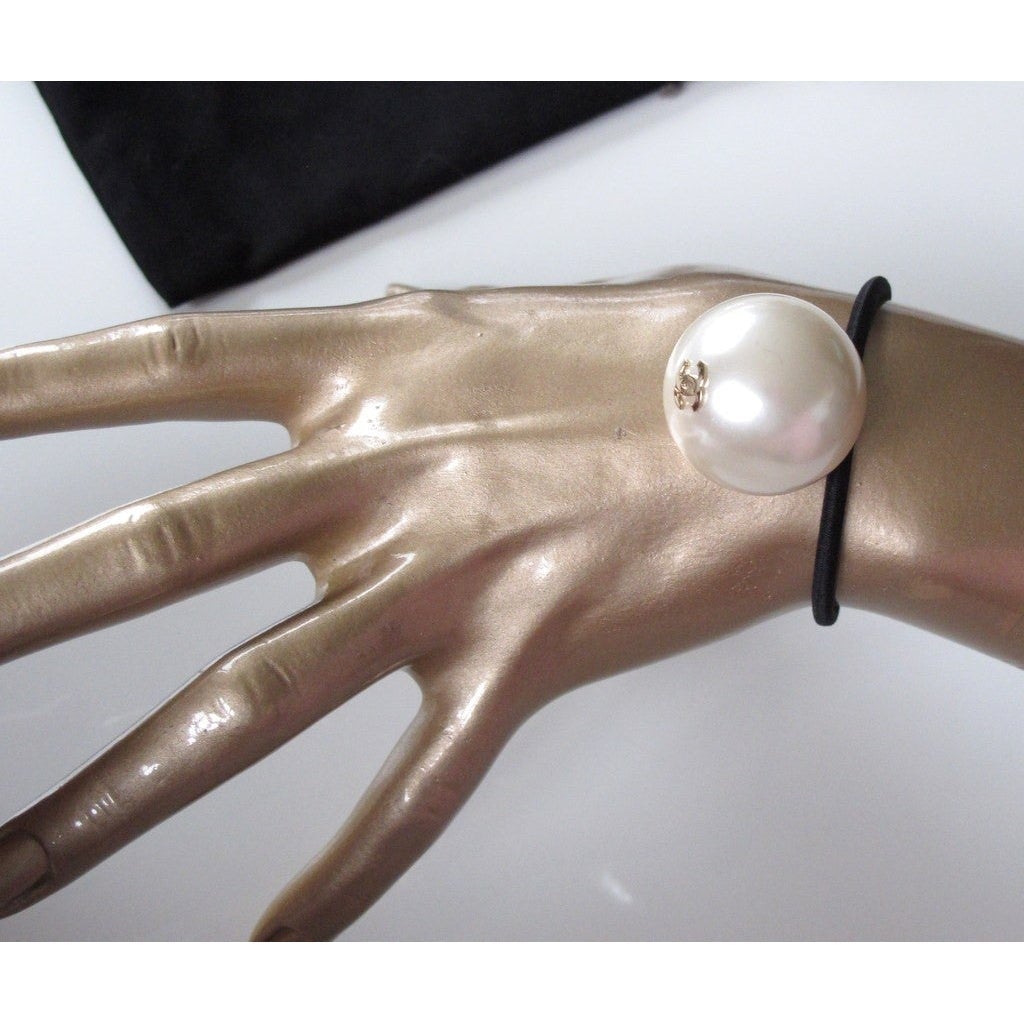 Chanel 2017 Runway Jumbo Pearl CC Logo Hair Tie - poupishop