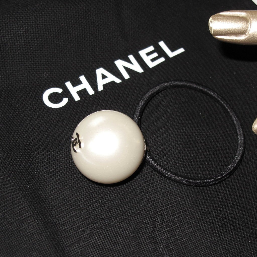 Chanel 2017 Runway Jumbo Pearl CC Logo Hair Tie - poupishop