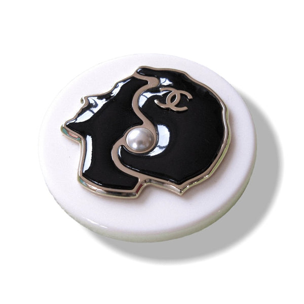 Chanel 2018 Black/White Resine Coco Pearl Gripoix Brooch, Ret.580 euros, NIB! - poupishop