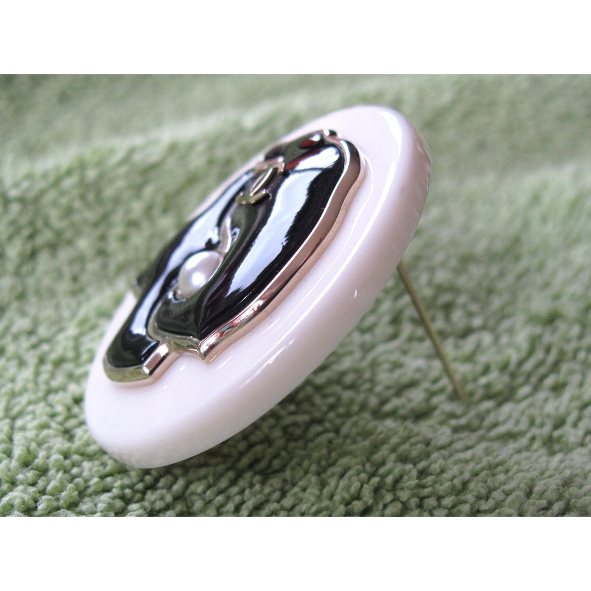 Chanel 2018 Black/White Resine Coco Pearl Gripoix Brooch, Ret.580 euros, NIB! - poupishop