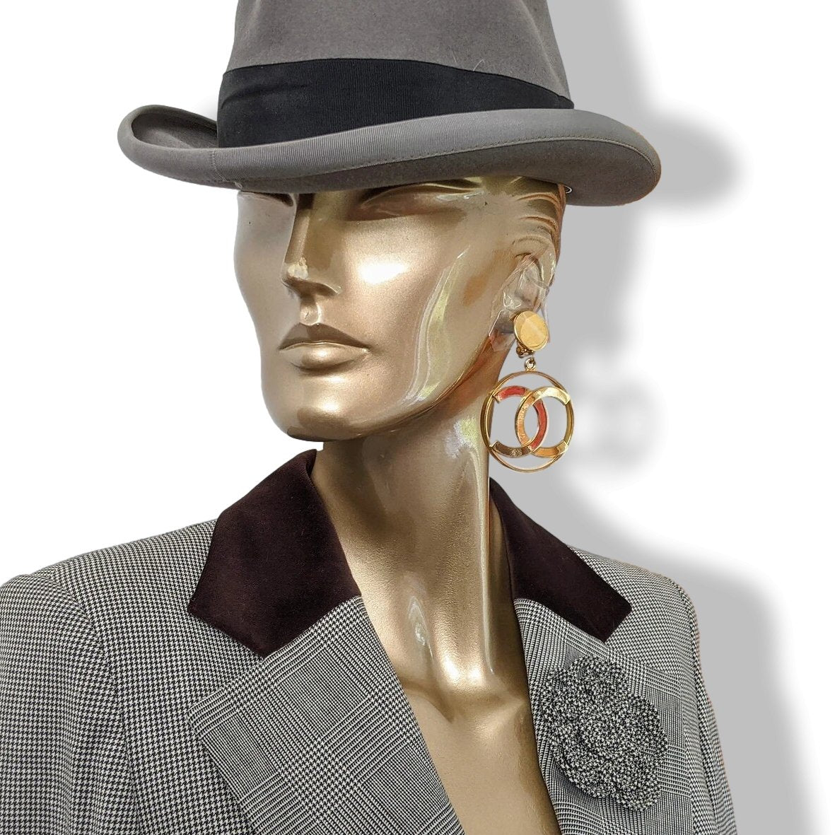 Chanel Circa 1983-1985 Gilt LOGO Dangle Ear clips, Rare! - poupishop