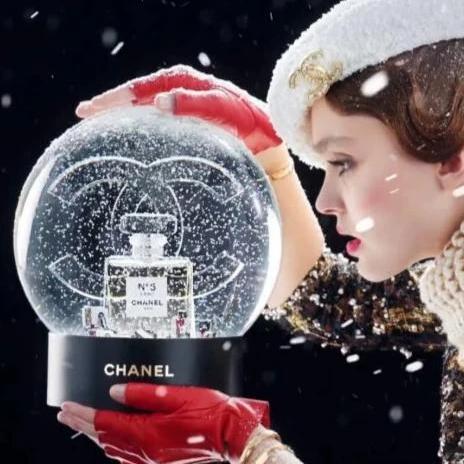 Chanel N° 5 2019 Gigantic USB Rechargeable Battery Snowball VIP Globe, NIB - poupishop