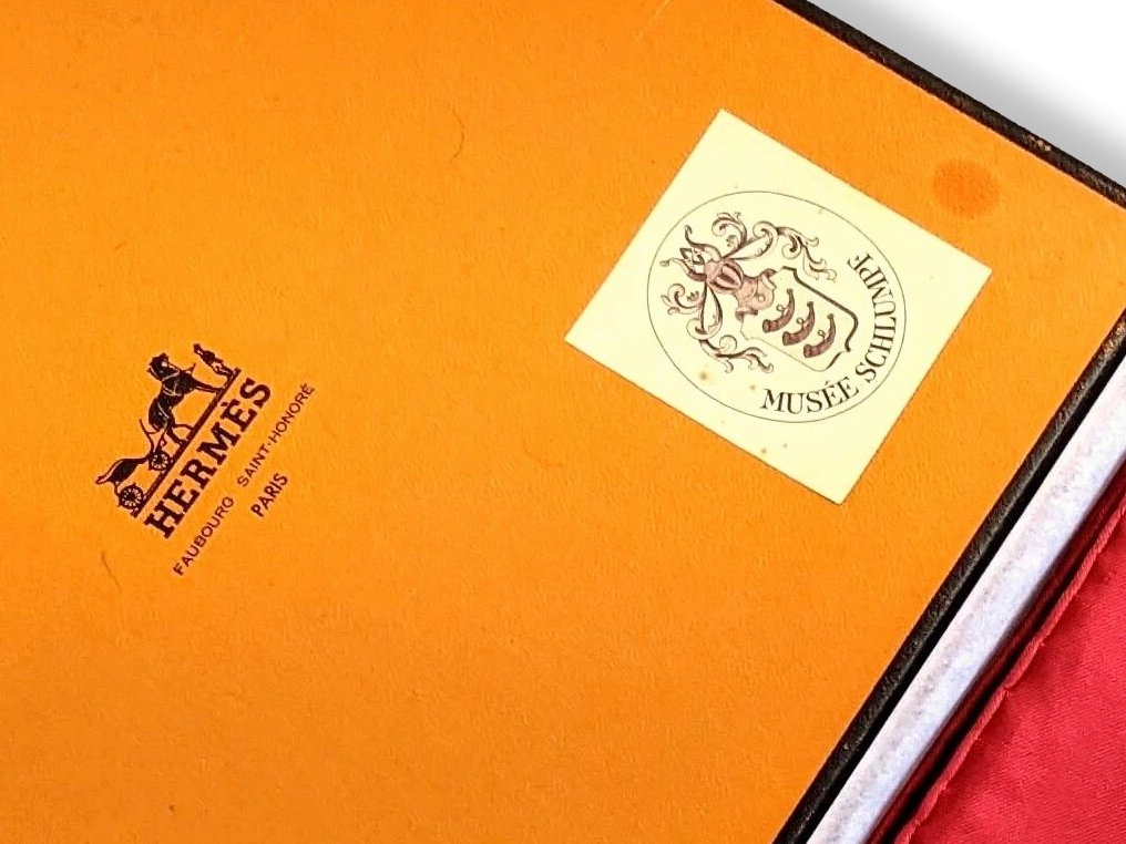 Hermes 1971 Rouge/Blanc Special Issue PRESTIGE MUSEE SCHLUMPF by Philippe Ledoux Twill 90, Limited in Box!
