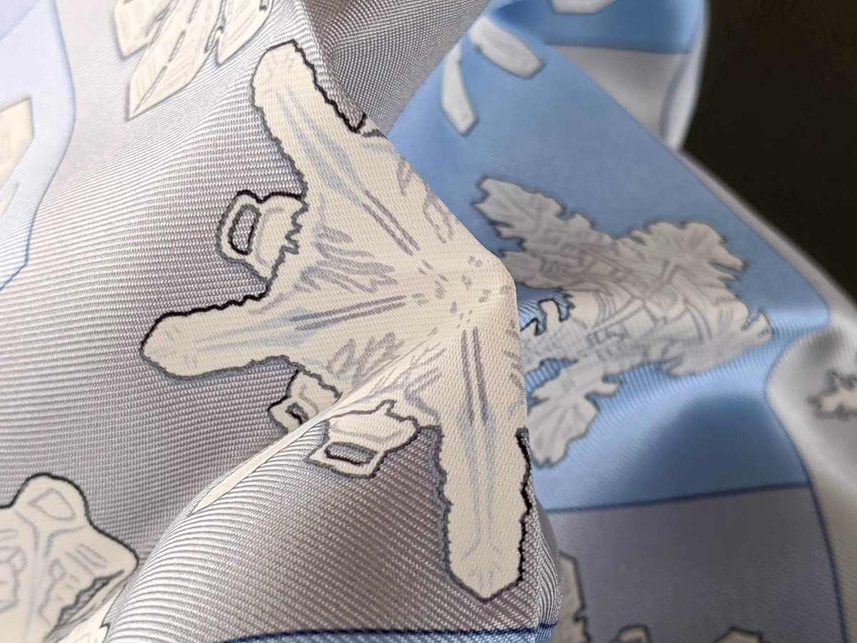 Hermes 1999 Aqua/Acier/Lavande FEUX DE L' HIVER by Christiane Vauzelles Blanc Matte Overlay Crispy Twill 90, New!