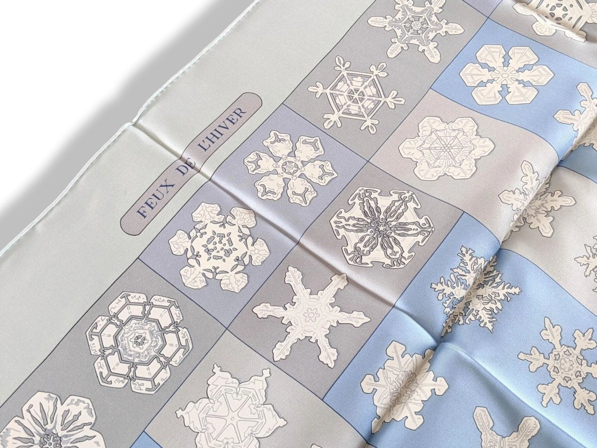 Hermes 1999 Aqua/Acier/Lavande FEUX DE L' HIVER by Christiane Vauzelles Blanc Matte Overlay Crispy Twill 90, New! - poupishop