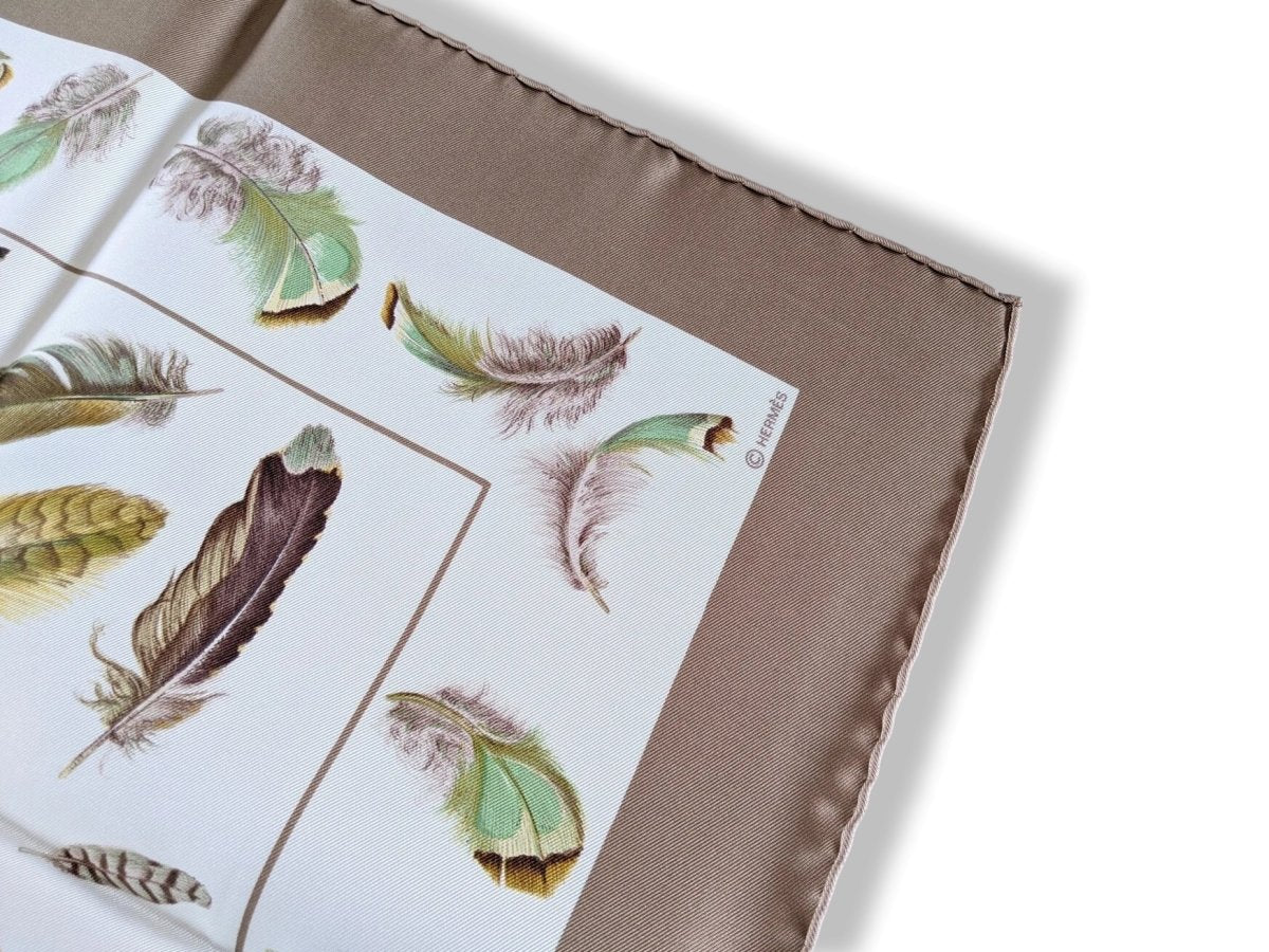 Hermes 1999 Blanc/Etoupe/Vert PLUMES by Henri de Linares Crispy Twill Silk 90, New!!