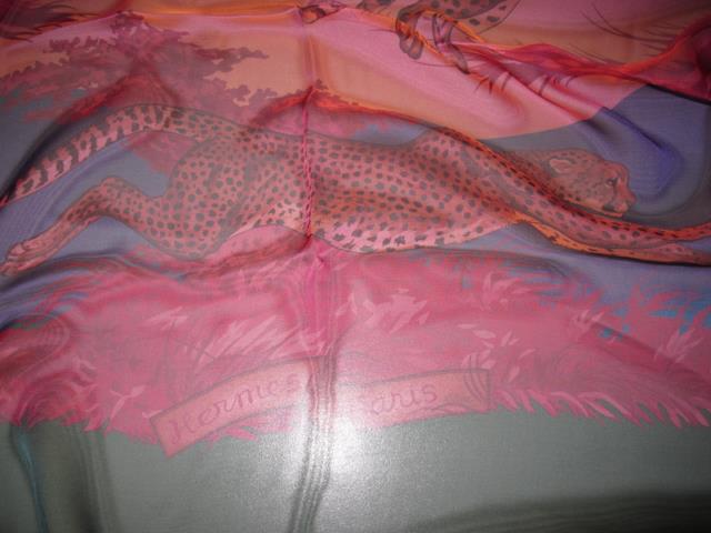 Hermes 2000s Rose/Bleu Changeante Guepards Mousseline 140, New! - poupishop