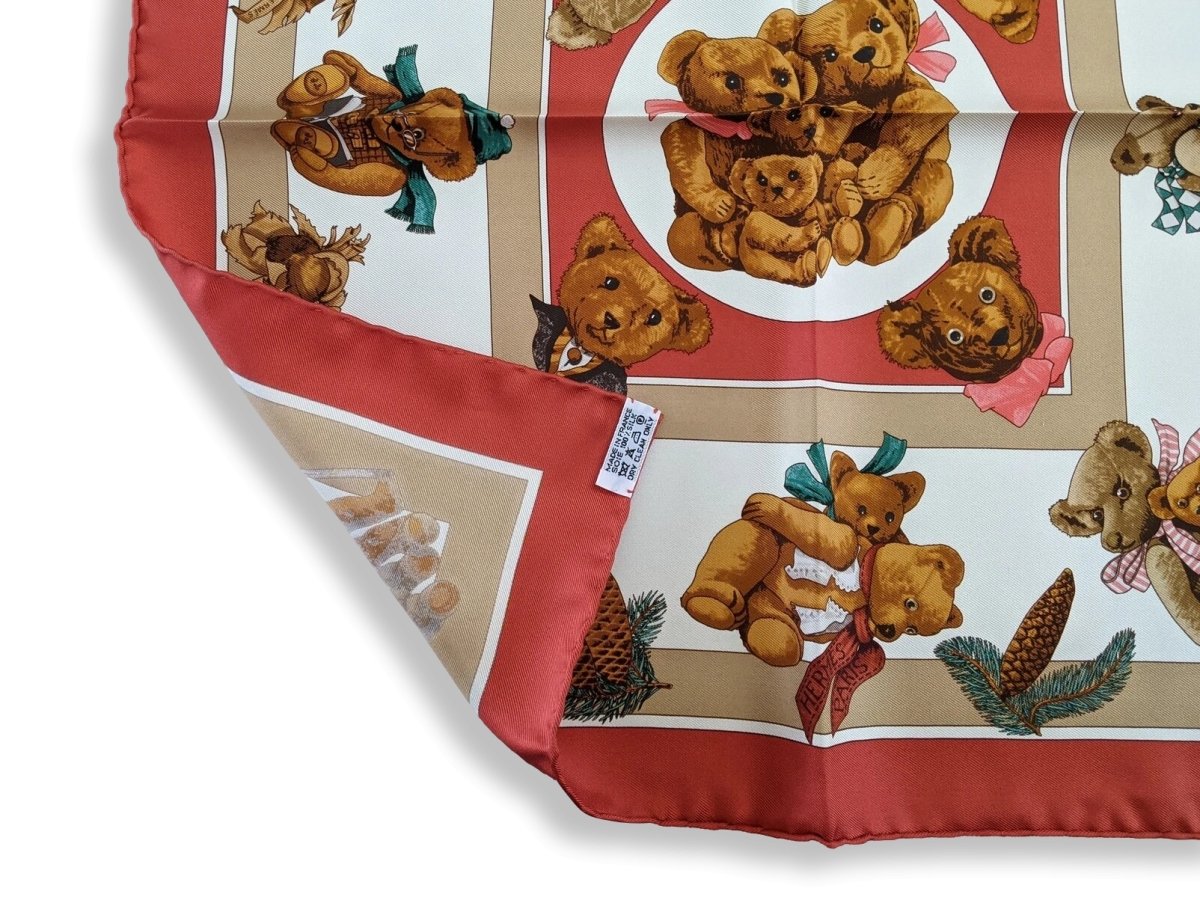 Hermes 2000s Rouge/Creme CONFIDENTS DES COEURS by Loic Dubigeon Teddy Twill Gavroche Pocket Scarf 42cm, BNWTIB!