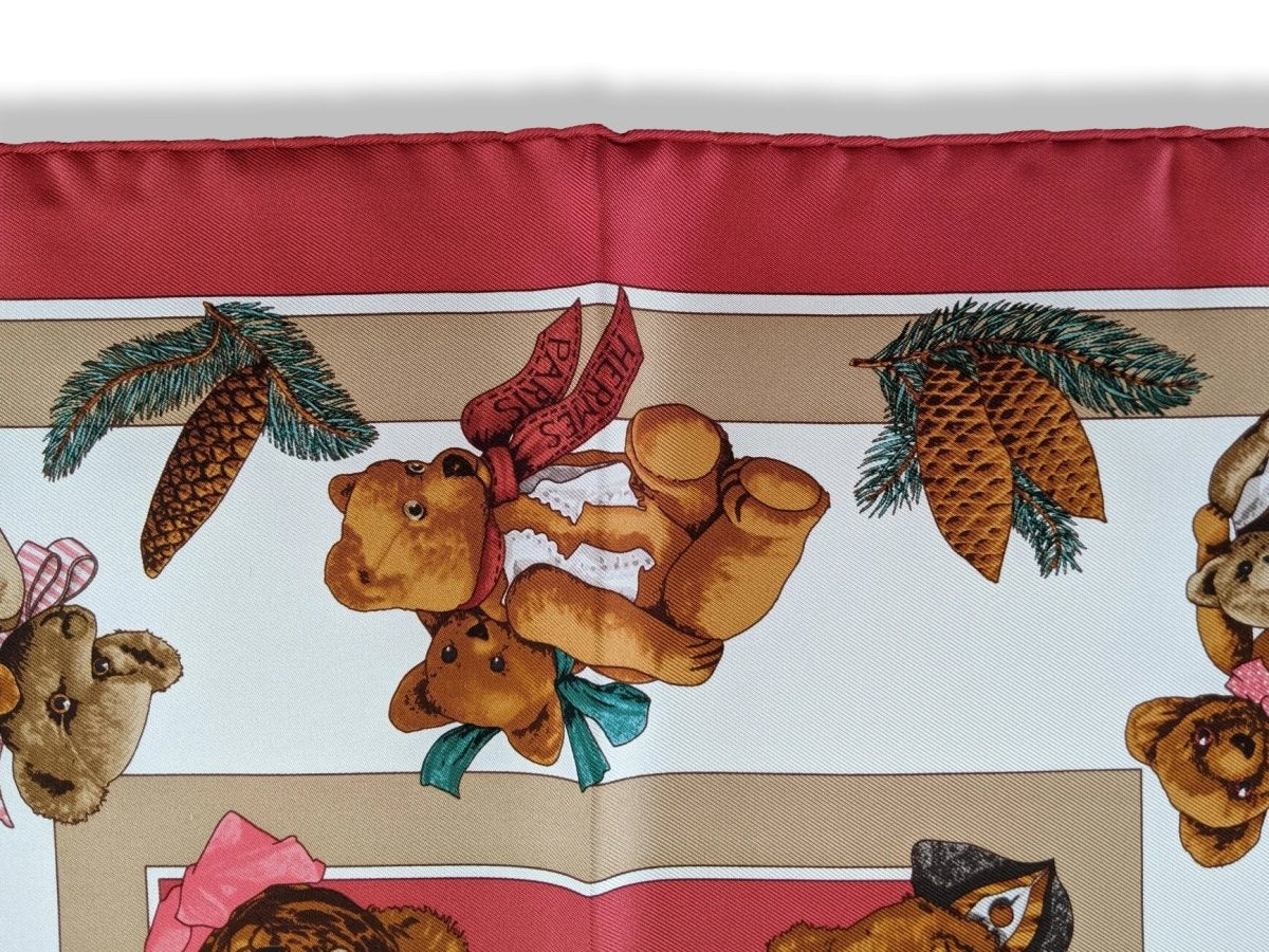 Hermes 2000s Rouge/Creme CONFIDENTS DES COEURS by Loic Dubigeon Teddy Twill Gavroche Pocket Scarf 42cm, BNWTIB!