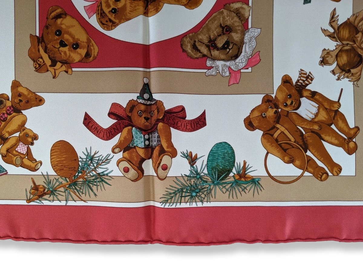 Hermes 2000s Rouge/Creme CONFIDENTS DES COEURS by Loic Dubigeon Teddy Twill Gavroche Pocket Scarf 42cm, BNWTIB!