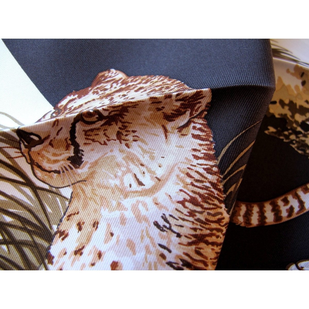 Hermes 2007 B/W Guepards by Robert Dallet Blanc Matte Overlay Twill Silk Scarf 90cm, New! - poupishop