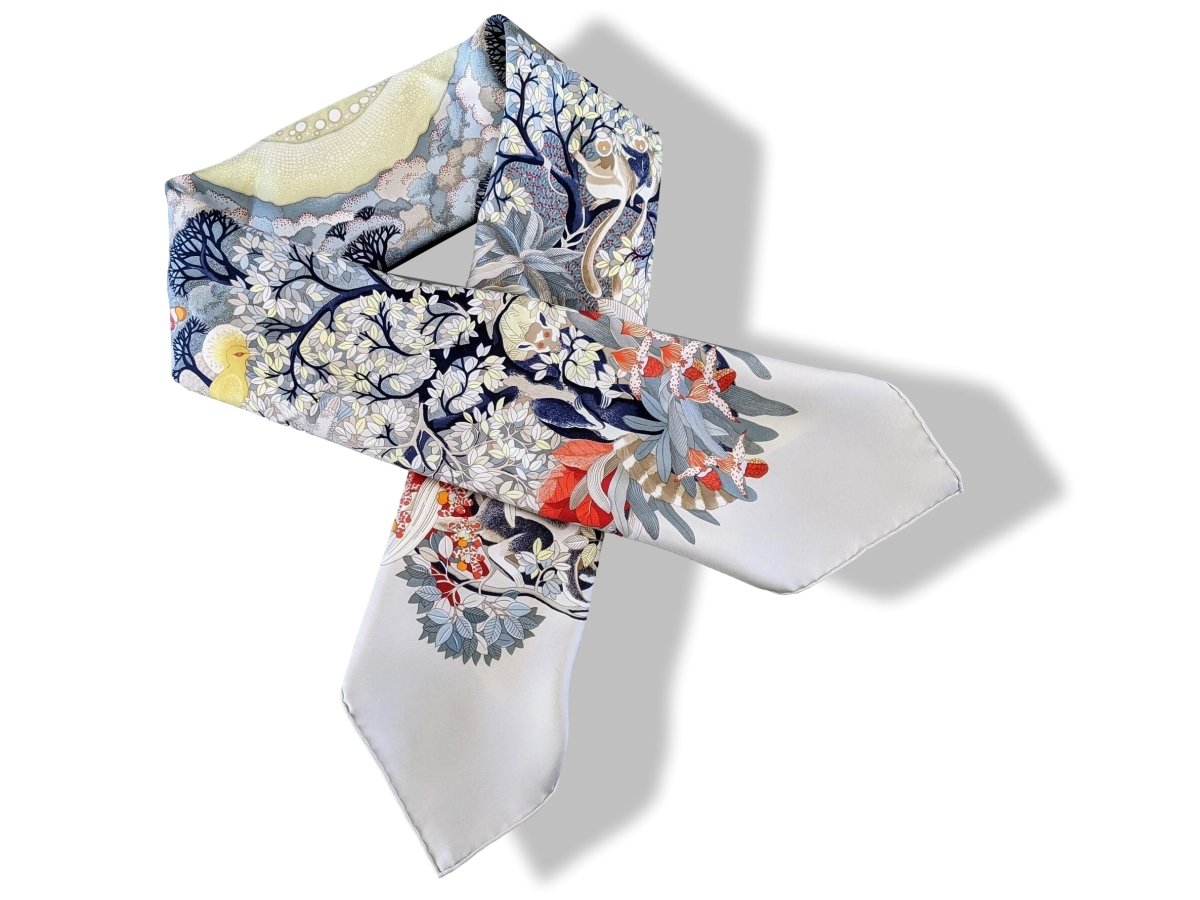 Hermes 2007 Col 15 Mastic/Gris Bleute/Rouge AU COEUR DE LA VIE by Aline Honore Twill 90 Scarf, Tags!