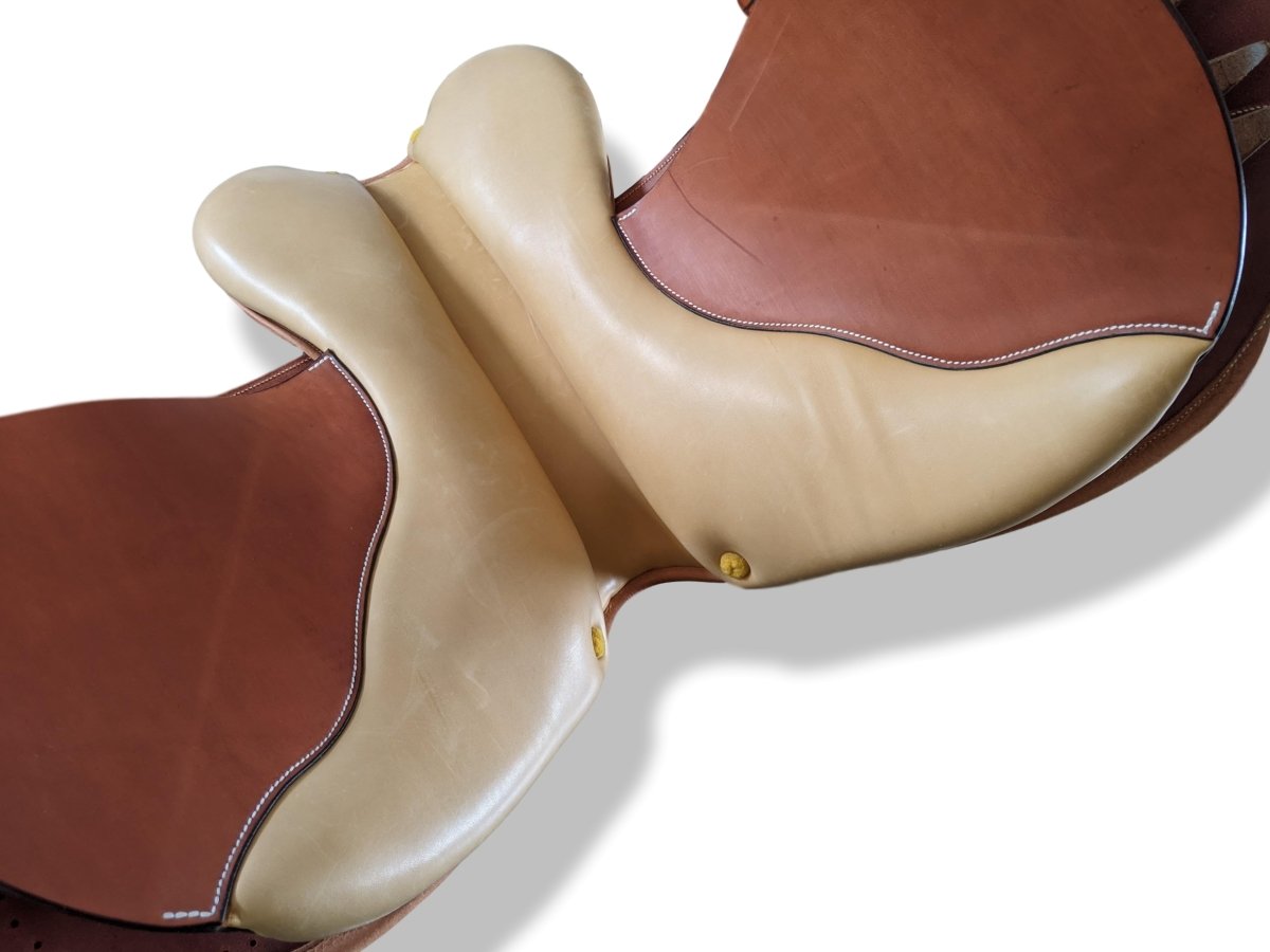 Hermes 2008 Pets Naturel/Sable Bull Calf CLASSIC ORIENTED JUMPING SADDLE, Sz 17" New!