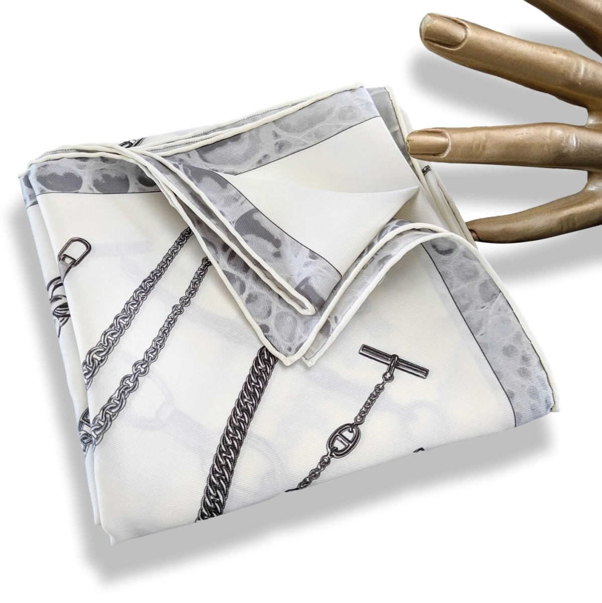 Hermes 2009 Blanc/Gris CHAINES ET GOURMETTES Vintage silk 70 cm, Grail!