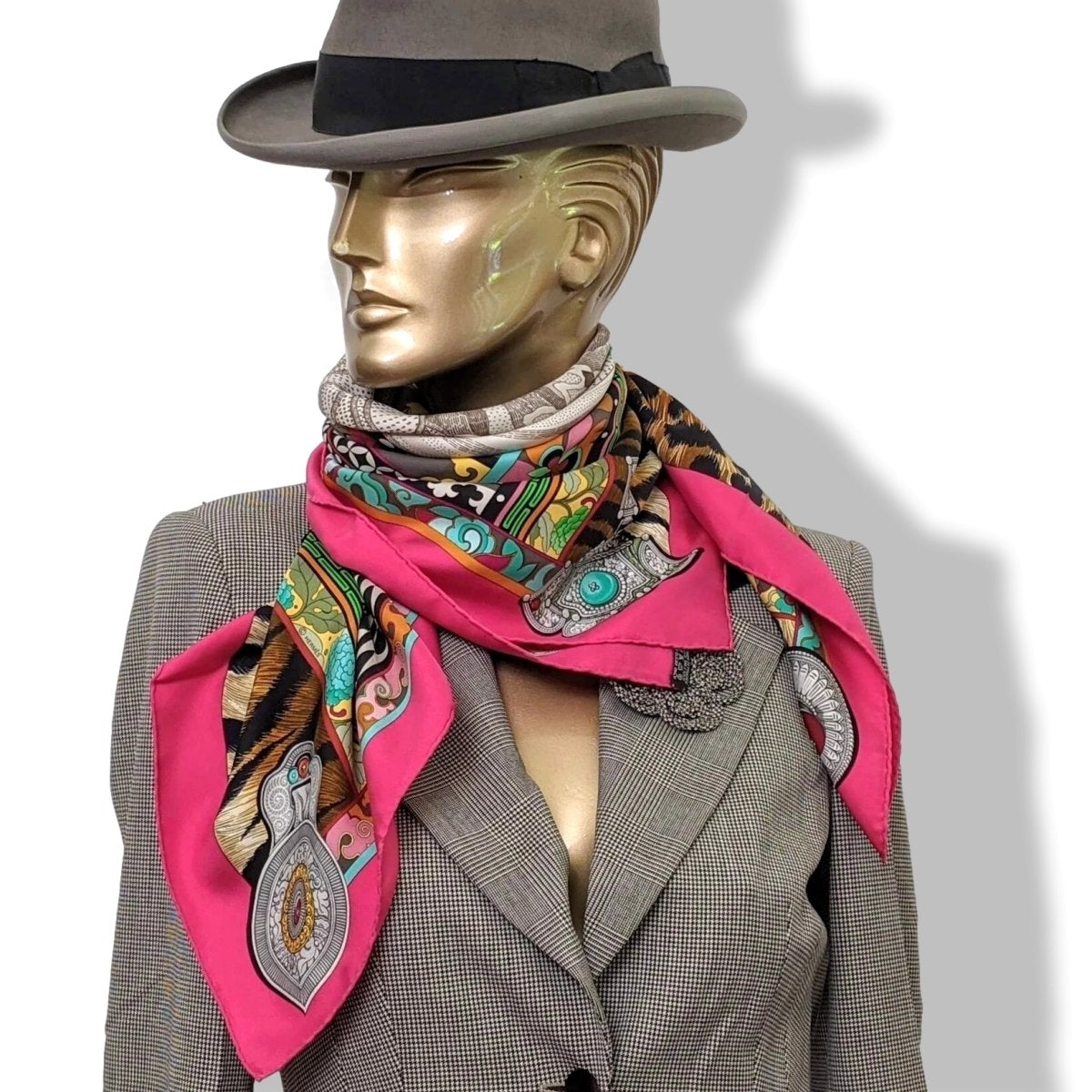 Hermes 2009 Fuchsia LA FEMME AUX SEMELLES DE VENT by Aline Honore Twill 90, Mint with Tiny Flaws!