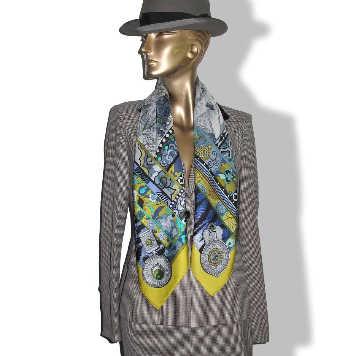 Hermes 2009 Gold/Blue/Noir LA FEMME AUX SEMELLES DE VENT by Aline Honore Twill 90, Mint!