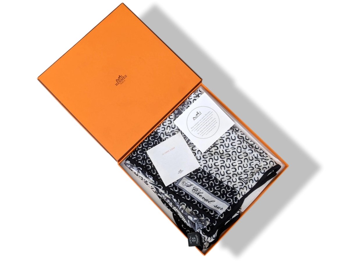 Hermes 2010 B/W A CHEVAL SUR MON CARRE by Bali Barret Jersey Fluide 90cm cm, Mint in Box! - poupishop