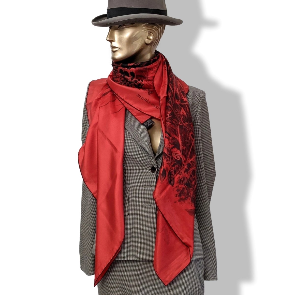 Hermes 2016 Rouge PANTHERA PARDUS by Robert Dallet 100% Plume Silk Twill Giant Scarf 140, 