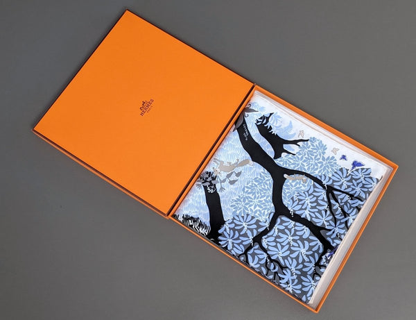 Hermes 2017 Blanc/Ciel/Noir DANS UN JARDIN ANGLAIS by Alice Shirley Twill 90cm, NIB! - poupishop