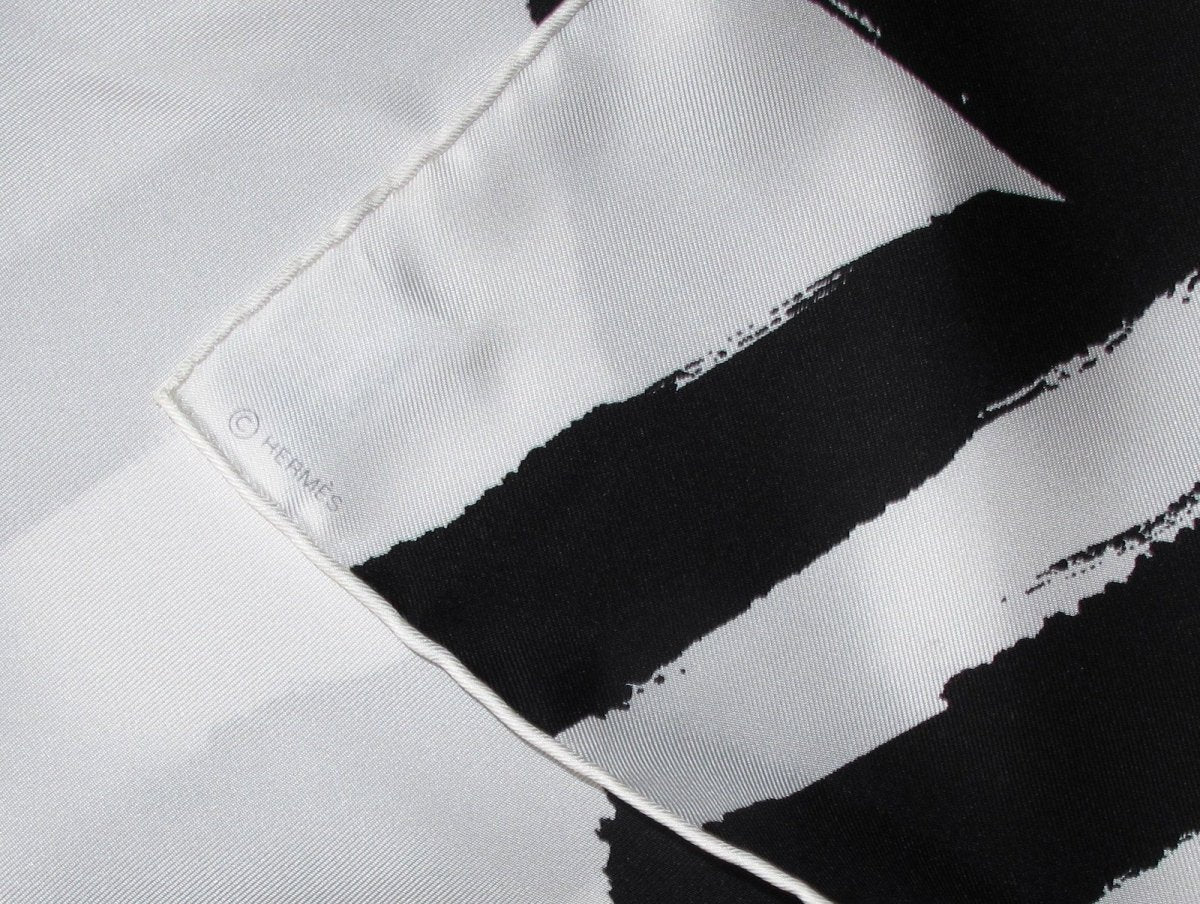 Hermes 2018 Black and White Rosace de Janos Ber Artistic Twill 90cm Scarf, NIB! - poupishop
