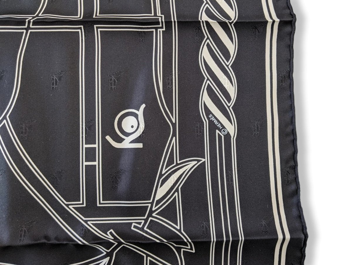 Hermes 2019 Noir/Creme Quadrige au Fil by Pierre Peron Jaquard Twill Silk Scarf 70 cm, BNIB!