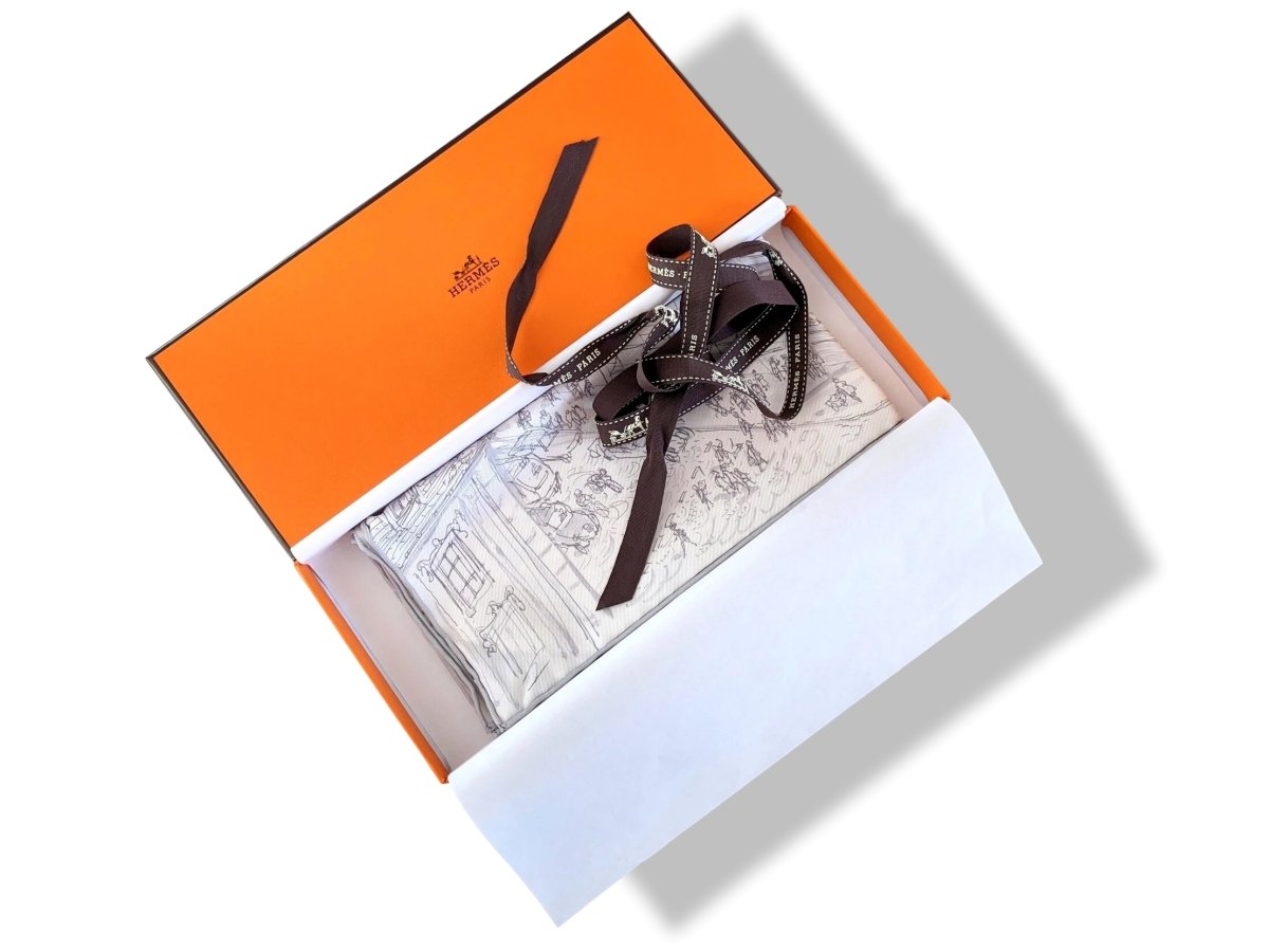 Hermes 2019 White/Grey/Mutli UN JARDIN SUR LE TOIT Gavroche Twill Carre 45 CM, BNEW!