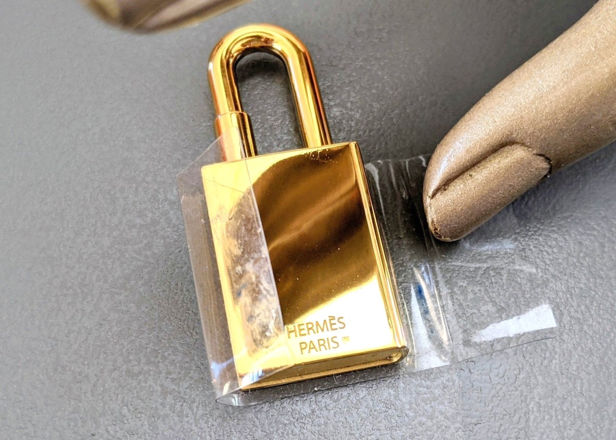 Hermes [77] CONTE ET RACONTE Cadenas Lock Charm GHW, Brand New with Pouch in Box! - poupishop