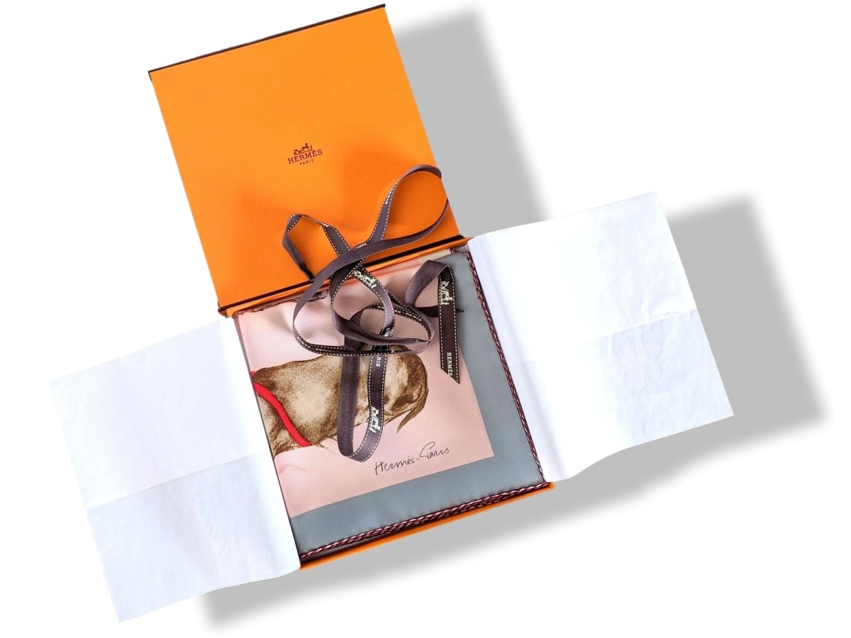 HERMES [AC1] Powder Pink/beige/Red LES BASSETS by Xavier de Poret Printed Silk 70, BNWTIB! - poupishop