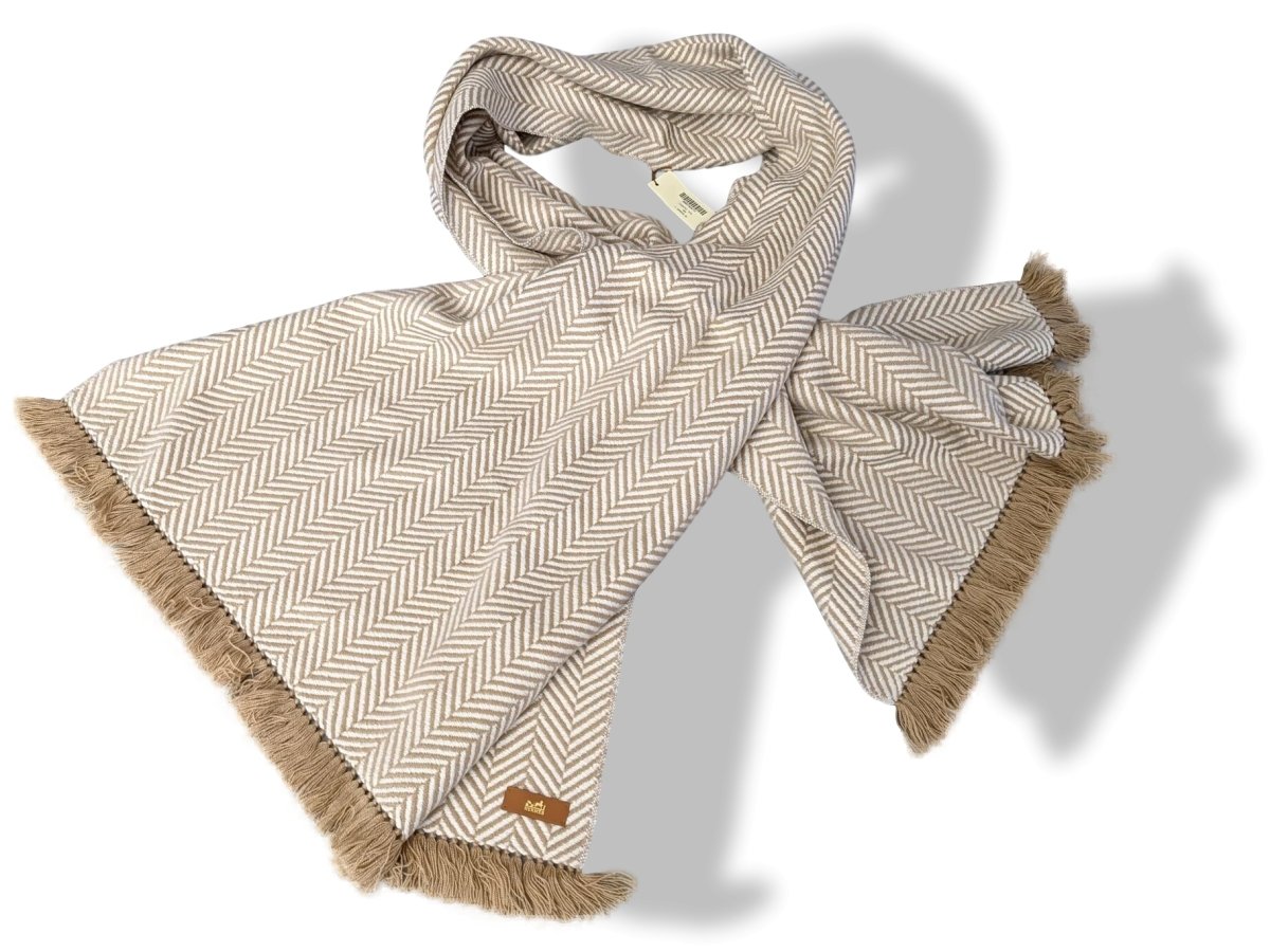 Hermes Camel/Ivoire Fringed 100% Cashmere ETOLE CHEVRON ARTISANALE Muffler Hand Woven in Nepal 70 x 200 cm, BNWT! - poupishop