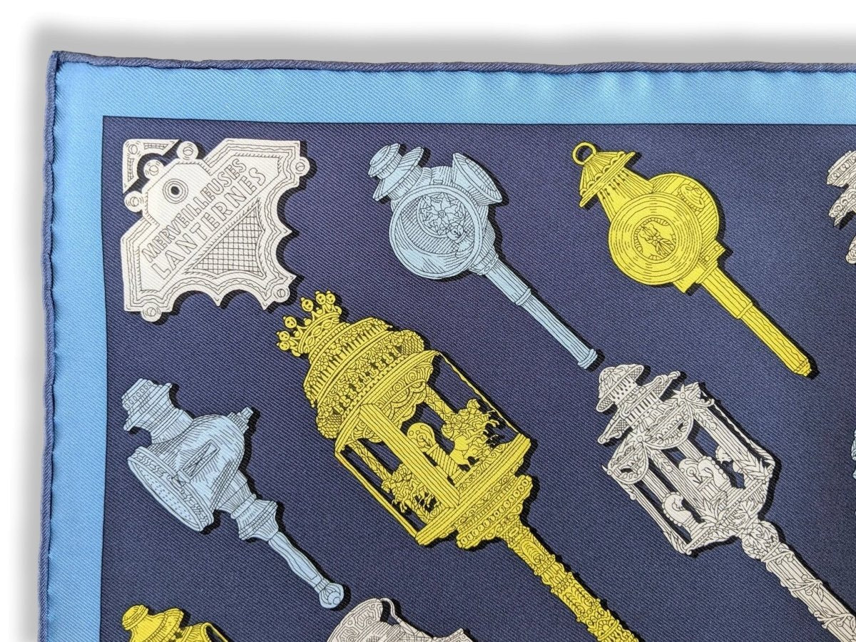Hermes cw02 Marine/Jaune/Bleu Ciel MERVEILLEUSES LANTERNES Gavroche Twll Silk 45 cm, BNWT!