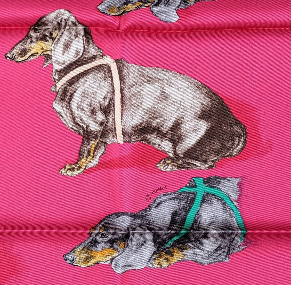 HERMES Fuchsia/Etoupe/Vert LES BASSETS Teckel by Xavier de Poret Printed Silk 70, BNWT! - poupishop