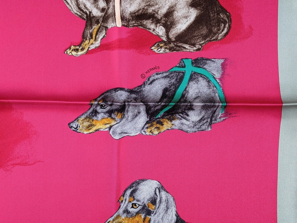 HERMES Fuchsia/Etoupe/Vert LES BASSETS Teckel by Xavier de Poret Printed Silk 70, BNWT! - poupishop