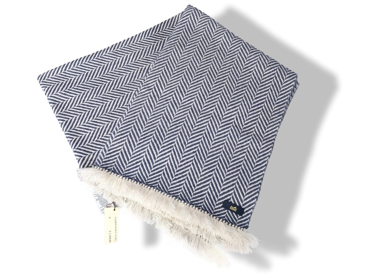 Hermes Ivoire/Marine Fringed 100% Cashmere ETOLE CHEVRON ARTISANALE Muffler Hand Woven in Nepal 70 x 200 cm, BNWT! - poupishop