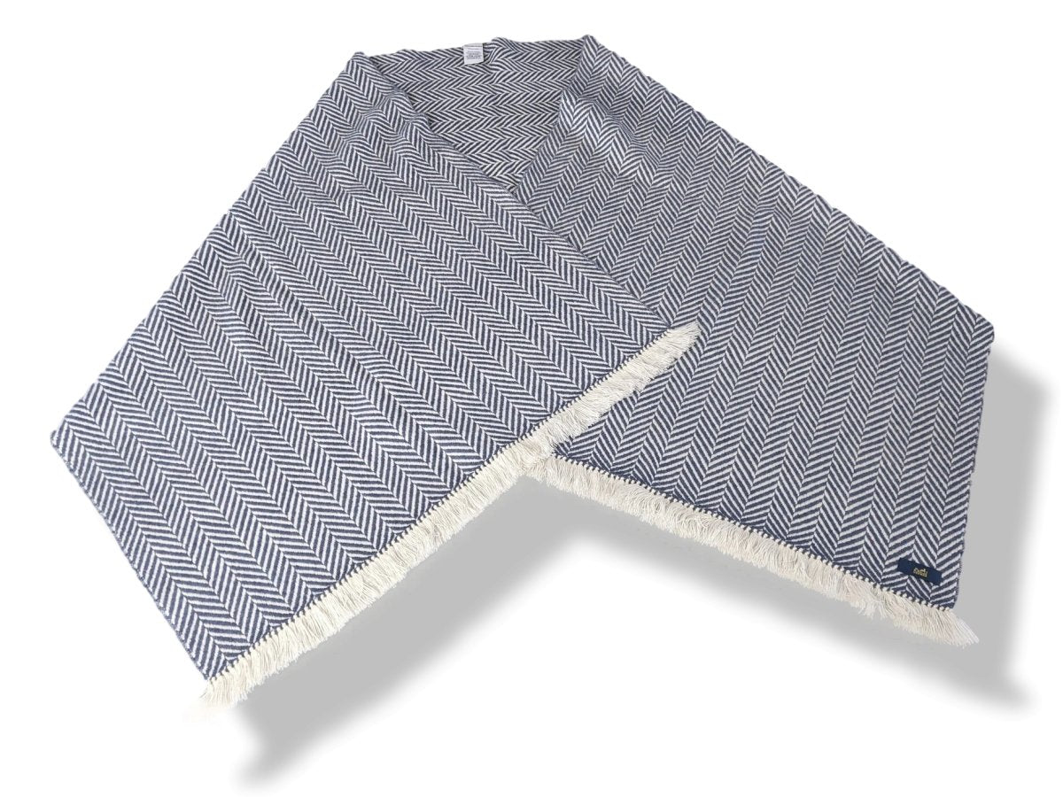Hermes Ivoire/Marine Fringed 100% Cashmere ETOLE CHEVRON ARTISANALE Muffler Hand Woven in Nepal 70 x 200 cm, BNWT! - poupishop
