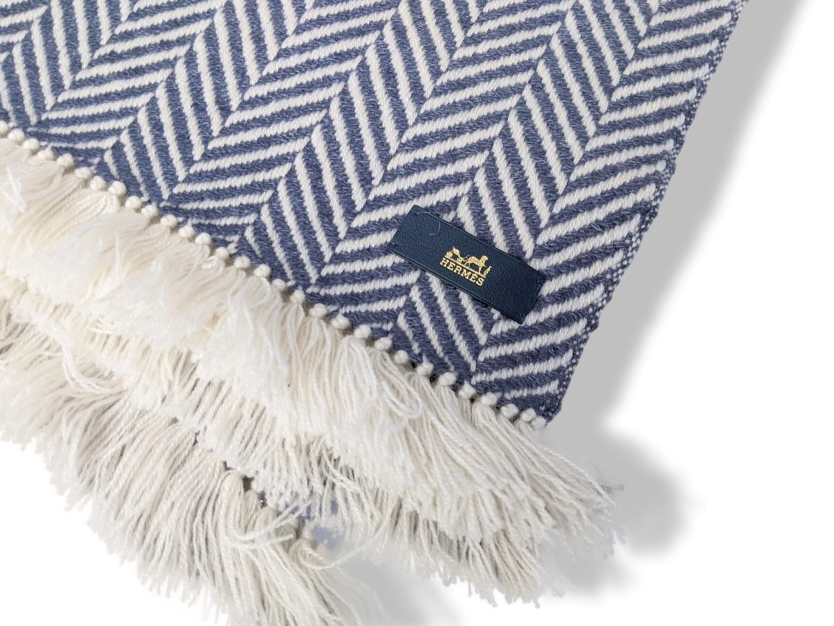 Hermes Ivoire/Marine Fringed 100% Cashmere ETOLE CHEVRON ARTISANALE Muffler Hand Woven in Nepal 70 x 200 cm, BNWT! - poupishop