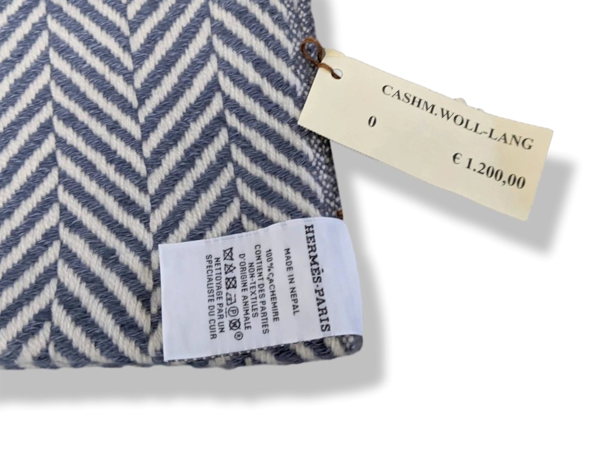 Hermes Ivoire/Marine Fringed 100% Cashmere ETOLE CHEVRON ARTISANALE Muffler Hand Woven in Nepal 70 x 200 cm, BNWT! - poupishop