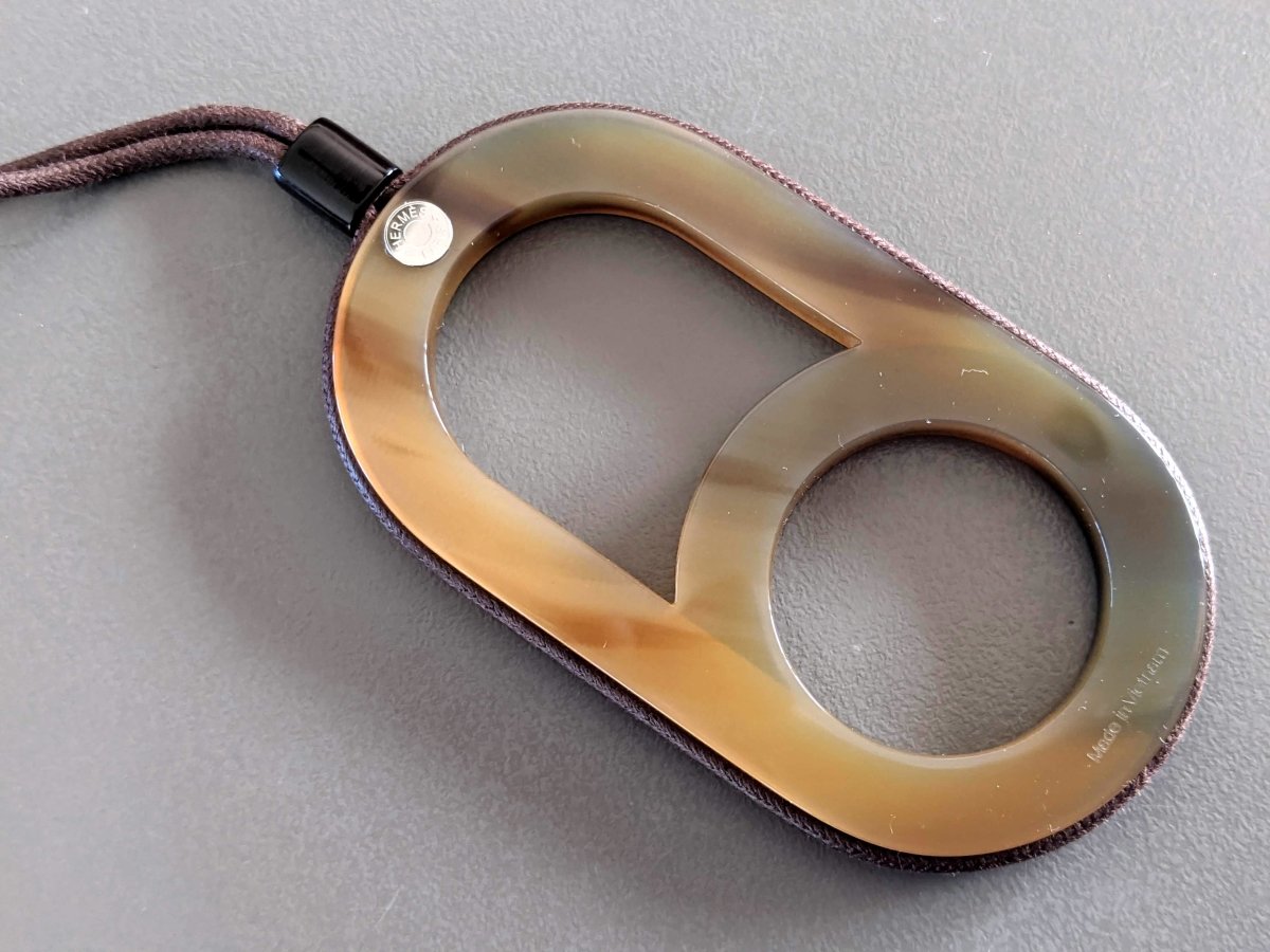 Hermes [J02] Blanc Beton Laquered Horn VARIATION Pendant, BNIB! - poupishop