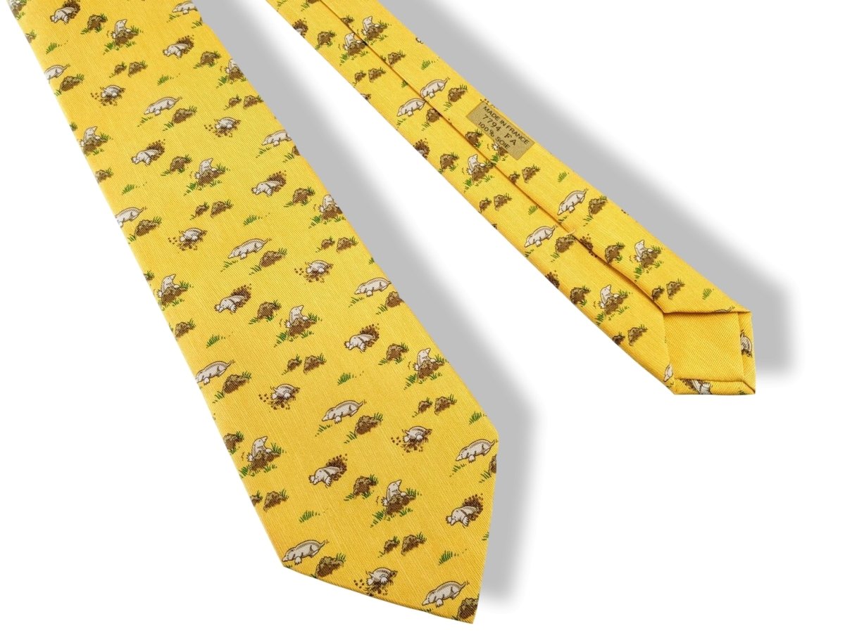 Hermes Jaune/Beige Clair/Brun TAUPES Moles Twill Silk Tie 9,1cm, New in Transparent Pochette!. - poupishop
