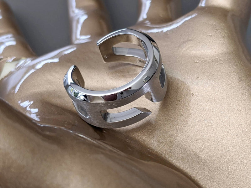 Hermes Men's Brushed Stainless Steel Unisex Ring Sz62, New in Pochette! - poupishop