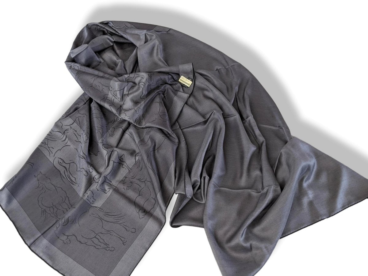 Hermes Men's Huge Carbone/Anthracite Silk/Wool Les Etalons Horses Echarpe au Carre 100 x 200 cm, BNWT! - poupishop