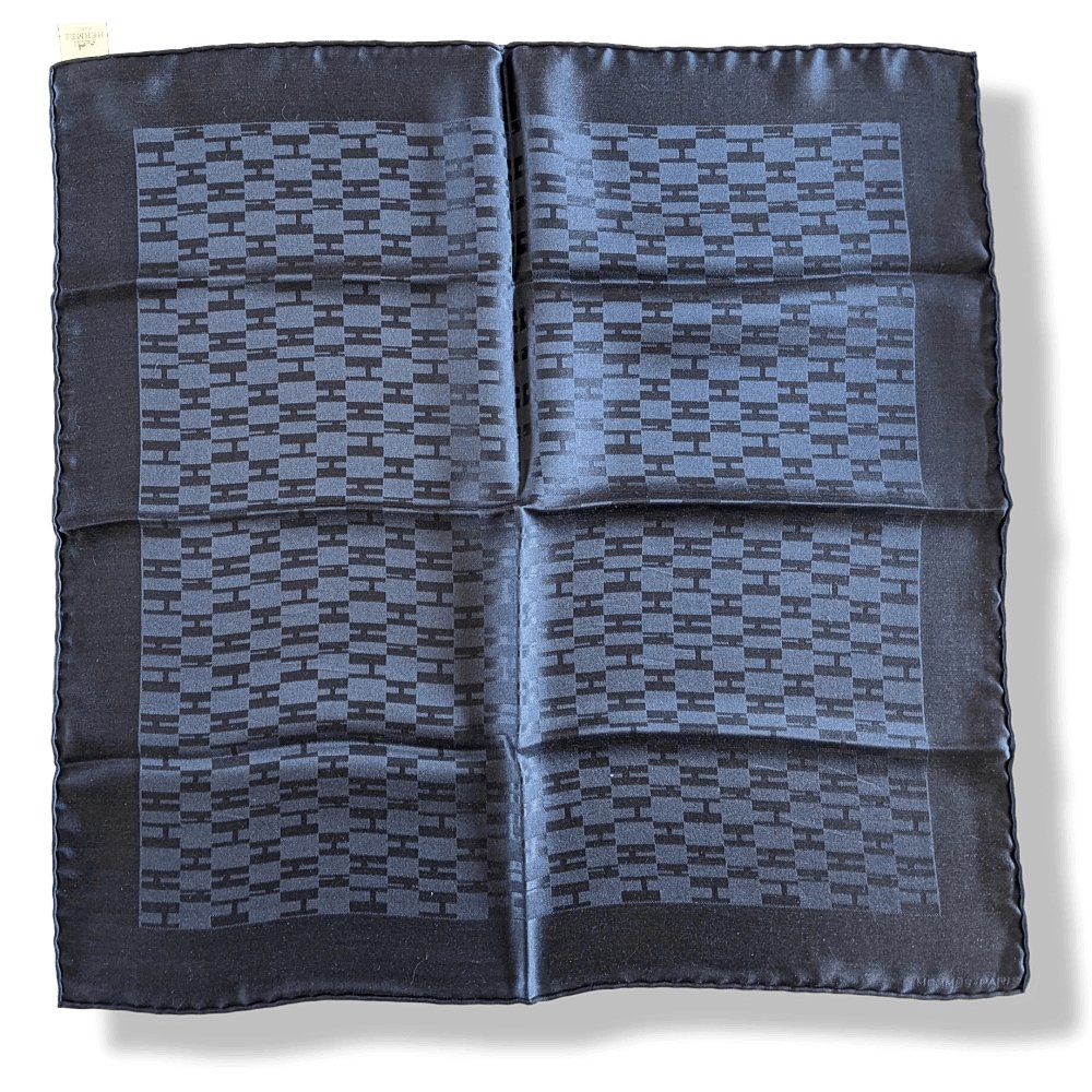 Hermes Men's Pochette Pongee Marine FACONNEE GRAND H Jacquard Silk Pocket Square Scarf 45cm, BNWT! - poupishop