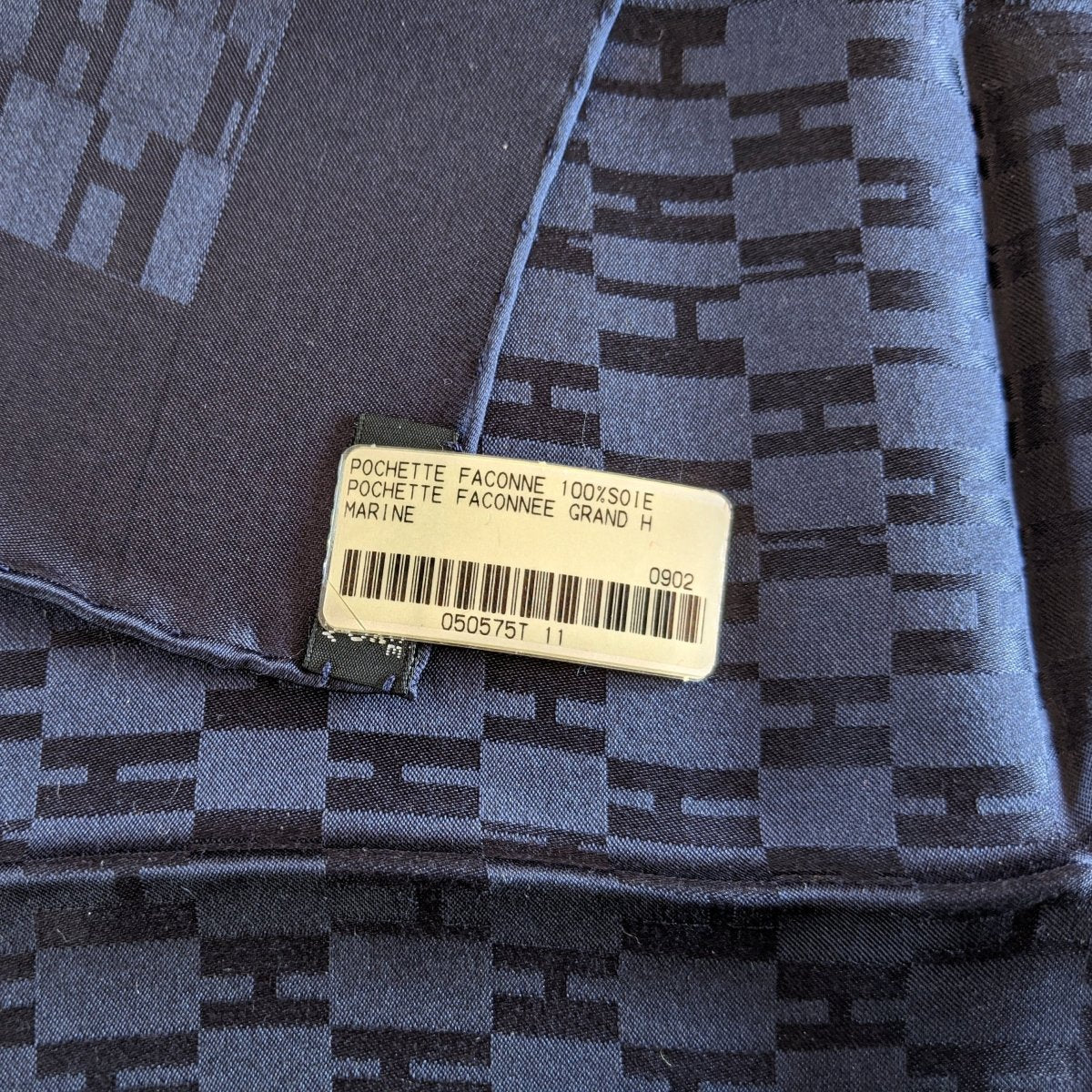 Hermes Men's Pochette Pongee Marine FACONNEE GRAND H Jacquard Silk Pocket Square Scarf 45cm, BNWT! - poupishop