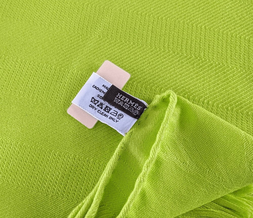 Hermes Pistachio Green ETOLE NEW LIBRIS CONFESSIONS D'EX-LIBRIS Muffler Fringed 85% Cashmere/15% Silk 75 x 210 cm, BNWT! - poupishop