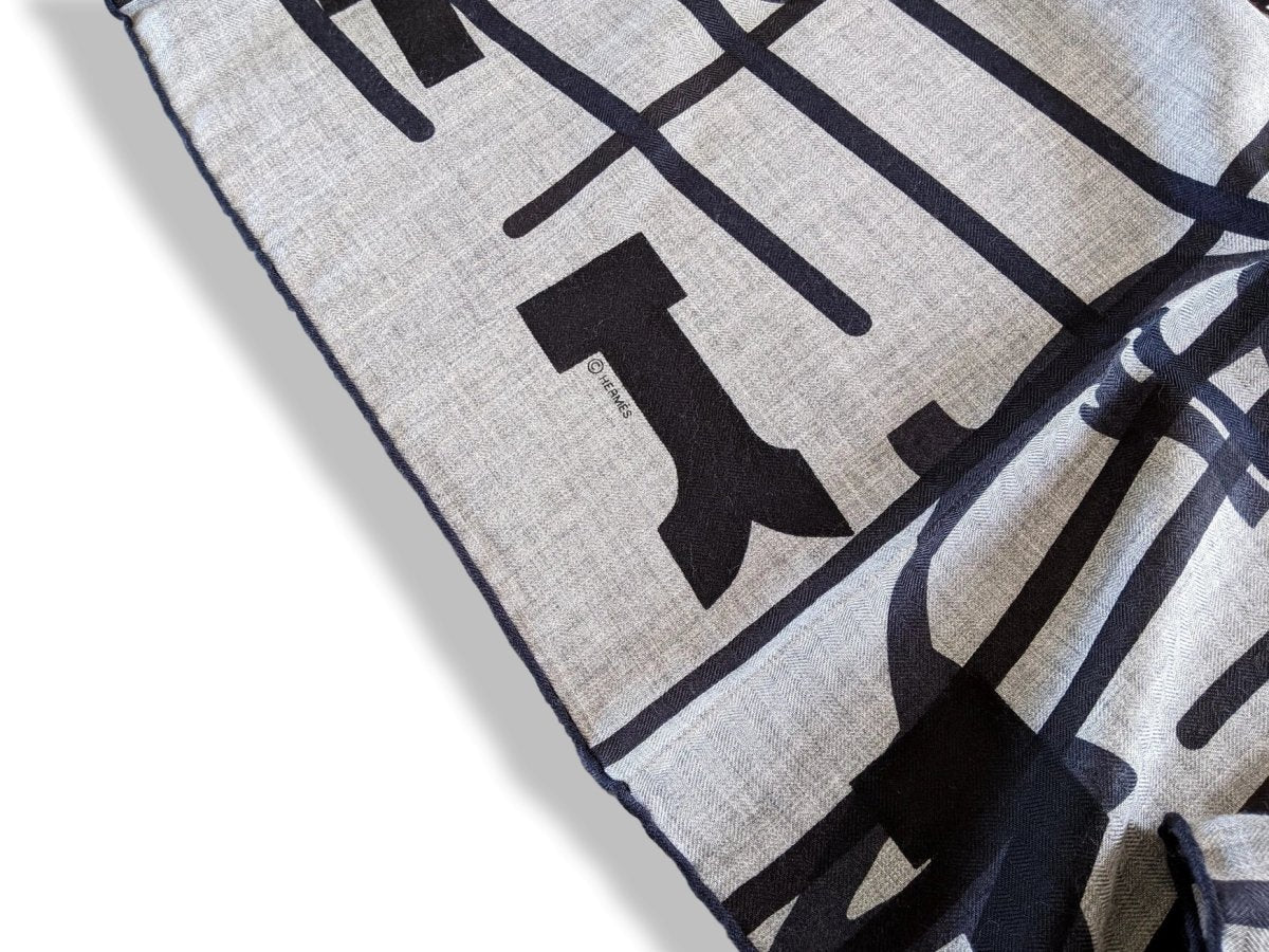 Hermes [S13] 2019 Dark Grey Chine, Navy IMPRIMEUR FOU LIQUID PUZZLE by Cyrille Diatkine/Joachim Metz Cashmere Shawl 140, NWTIB! - poupishop