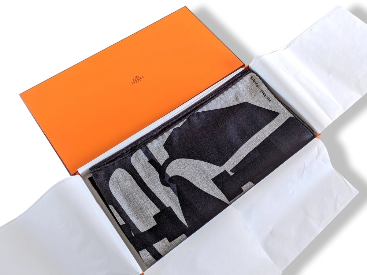 Hermes [S13] 2019 Dark Grey Chine, Navy IMPRIMEUR FOU LIQUID PUZZLE by Cyrille Diatkine/Joachim Metz Cashmere Shawl 140, NWTIB! - poupishop
