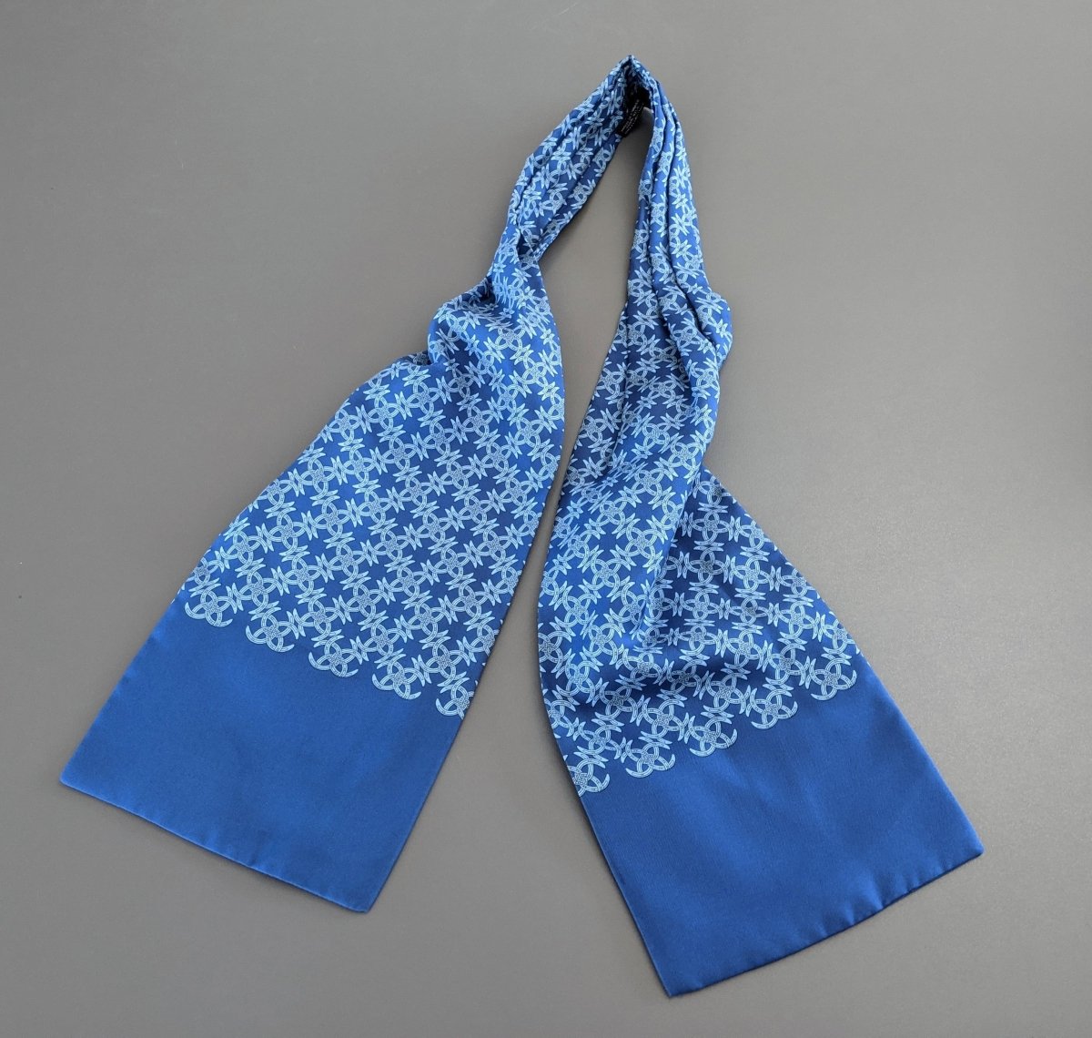 Hermes Vintage Men's Lavalliere Ascot Tie Strirrups in 100% Silk - poupishop